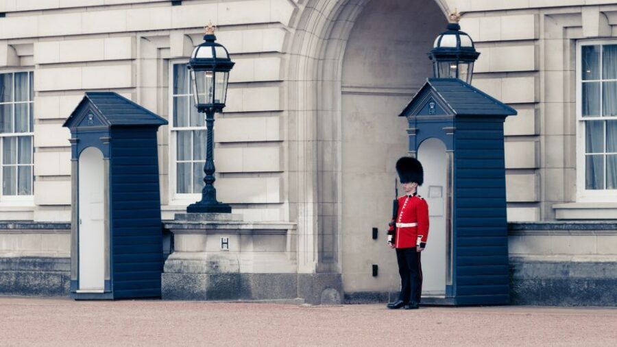 London: Buckingham Palace Walk & Tea at Kensington Palace - The red-bus ride to the Royal Albert Hall: value in the local shortcut
