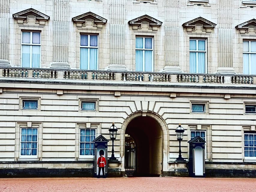 London: Buckingham Palace, Westminster Abbey & Big Ben Tour - Buckingham Palace and the 10am guard-change factor