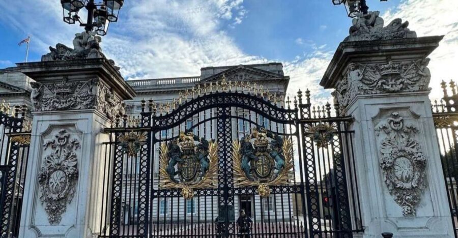 London: Buckingham Palace & Westminster Guided Walking Tour - Price and Value for a Small Group (and What You Save It For)
