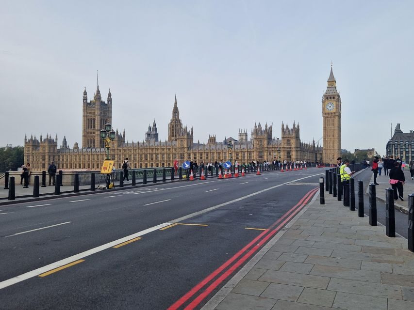 London by taxi: Highlights Tour in a real London Black Cab. - Big Ben, Saint Paul’s, and the London Skyline Route