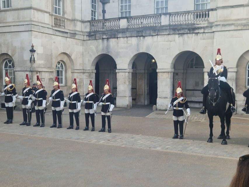 London by taxi: Highlights Tour in a real London Black Cab. - Buckingham Palace, Hyde Park, and the Changing of the Guard