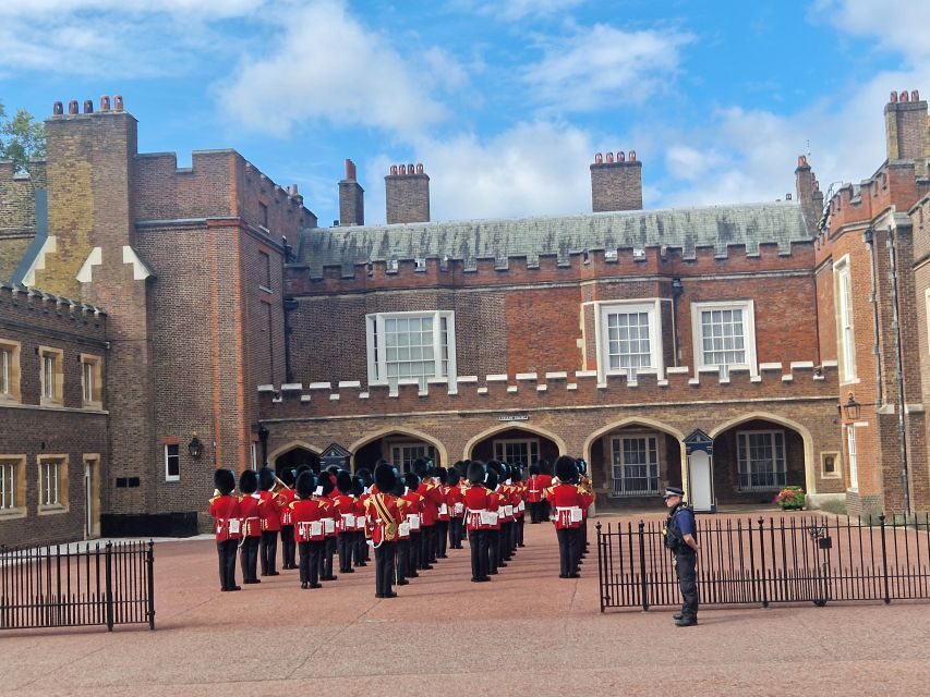 London by taxi: Highlights Tour in a real London Black Cab. - Beatles, Sherlock Holmes, and Leadenhall Market Fun Stops