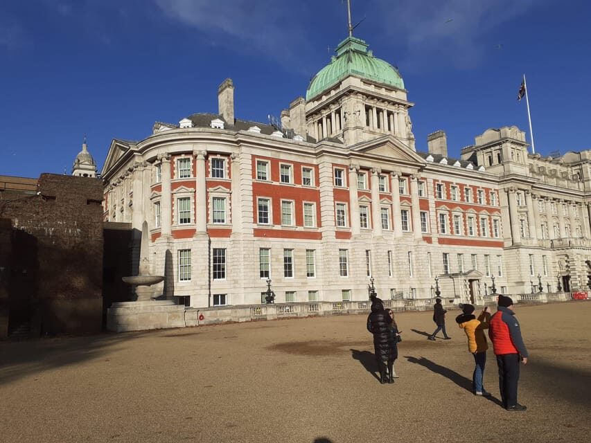 London: Central London Outdoor Tour - Trafalgar Square and the National Gallery area: the crowd magnet with meaning