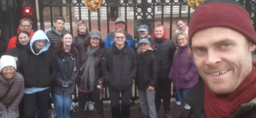 London: Central London Outdoor Tour - Buckingham Palace and the Victoria Memorial: why it works without going in