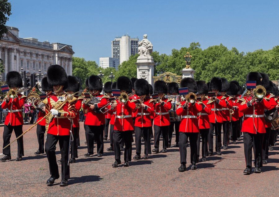London: Changing of the Guard and Royal Palaces Walking Tour - Meeting point: start near Green Park, not deep in traffic
