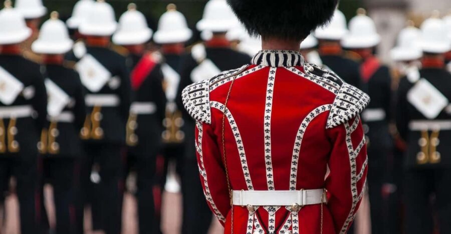 London: Changing of the Guard Experience and Landmarks Tour - Buckingham Palace: what to look for when the crowds grow