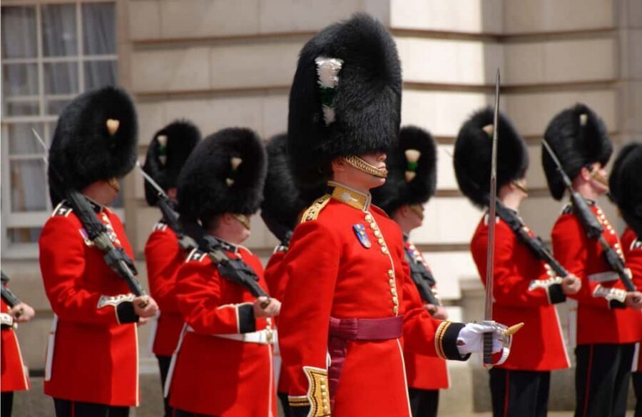 London: Changing of the Guard Experience with a Historian - Best viewpoints along The Mall, not one crowded angle