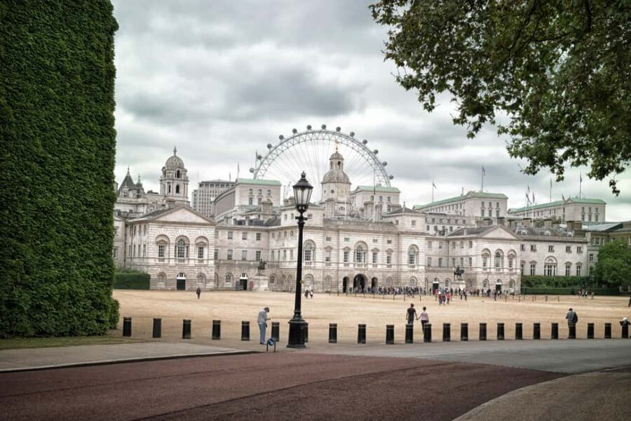 London: Changing of the Guard Experience with a Historian - Meet Robin and settle into a smart two-hour plan