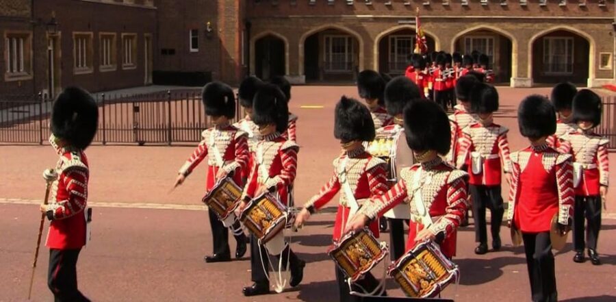 London: Changing of the Guard Guided Tour Experience - Green Park to St James’s Palace: the royal area comes into focus