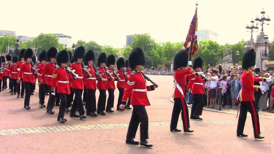 London: Changing of the Guard Guided Tour Experience - Whitehall to Westminster Abbey: when the walk turns into context