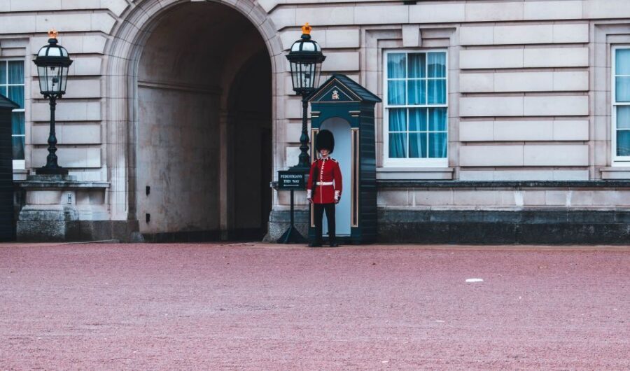 London: Changing of the Guard Private Group or Family Tour - Meeting the Guide and Getting Your Bearings at Green Park