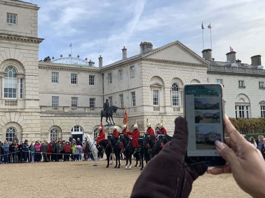 London: Changing of the Guard Private Group or Family Tour - Walking to Buckingham Palace With the Ceremony in Context