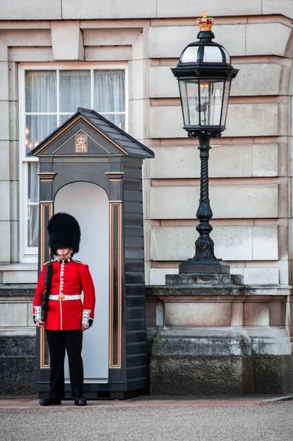 London: Changing of the Guard Self Guided Best Locations - Changing of the Guard at Buckingham Palace: what you’re really paying for