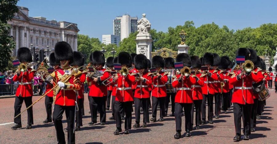 London: Changing of the Guard Tour at Buckingham Palace - Buckingham Palace ceremony viewing without the front-gate photo fantasy