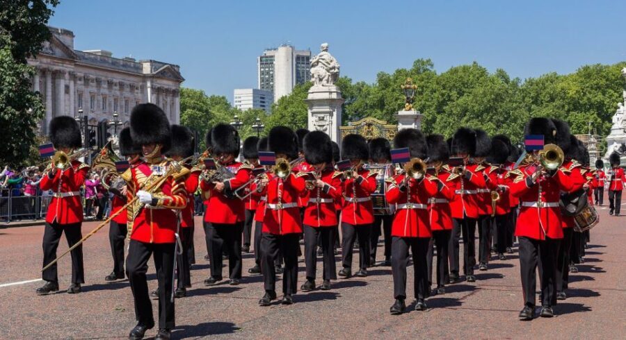 London: Changing of the Guard Tour at Buckingham Palace - St James’s Palace, Clarence House, and the royal corridor feel