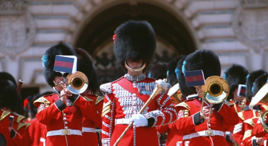 London: Changing of the Guard Tour at Buckingham Palace - Horse Guards Parade: the photo stop with the Household Cavalry