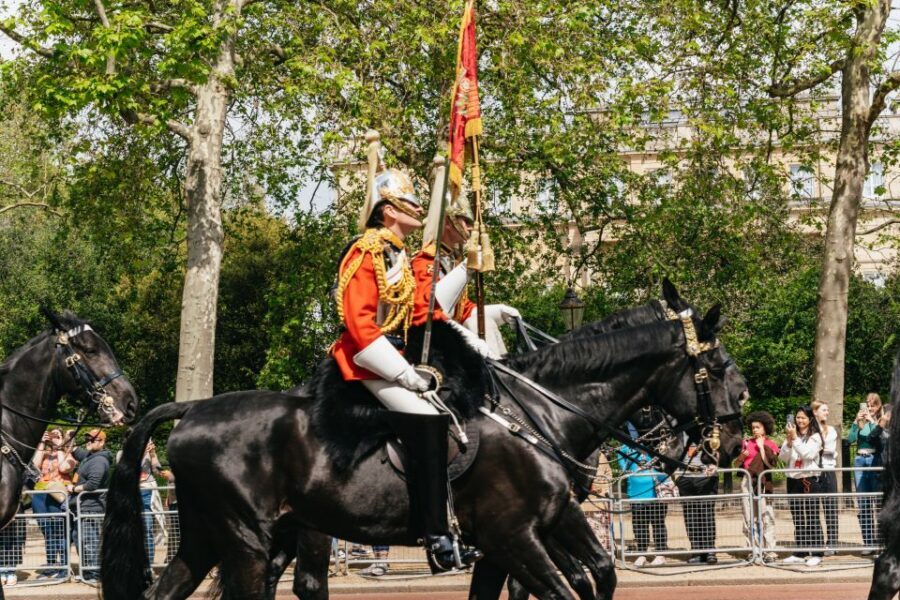 London: Changing of the Guard Tour by Buckingham Palace - Entering the Changing of the Guard With a Better Game Plan