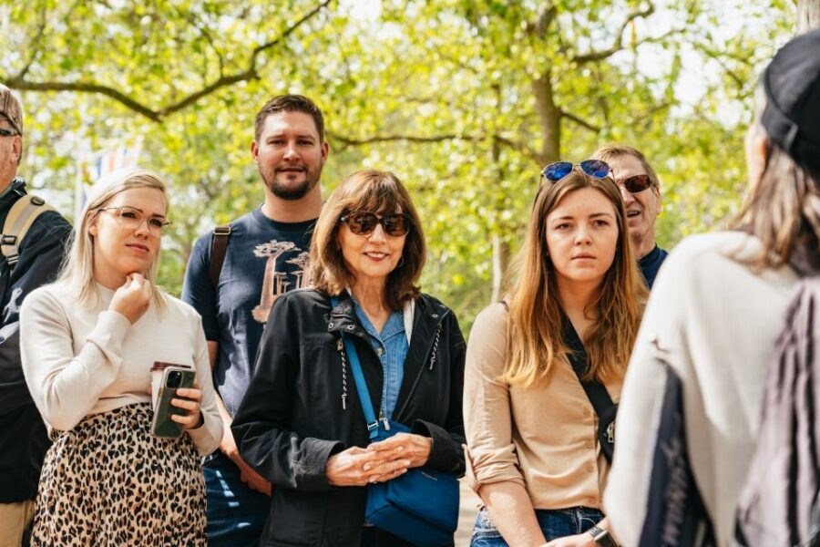 London: Changing of the Guard Tour by Buckingham Palace - Buckingham Palace Photo Stop: When Your Camera Finally Gets a Breather