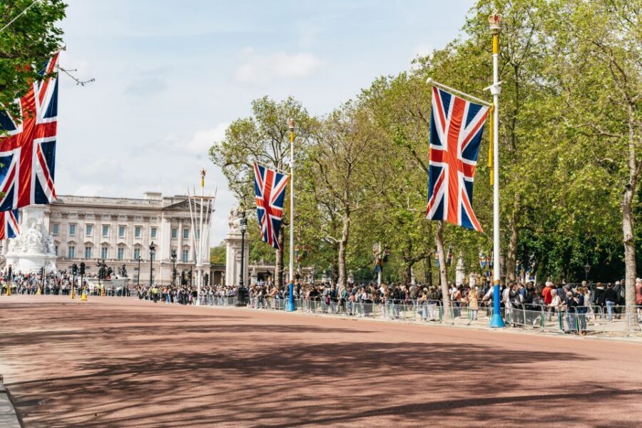 London: Changing of the Guard Tour by Buckingham Palace - Optional Add-Ons: Royal Mews and King’s Gallery Tickets