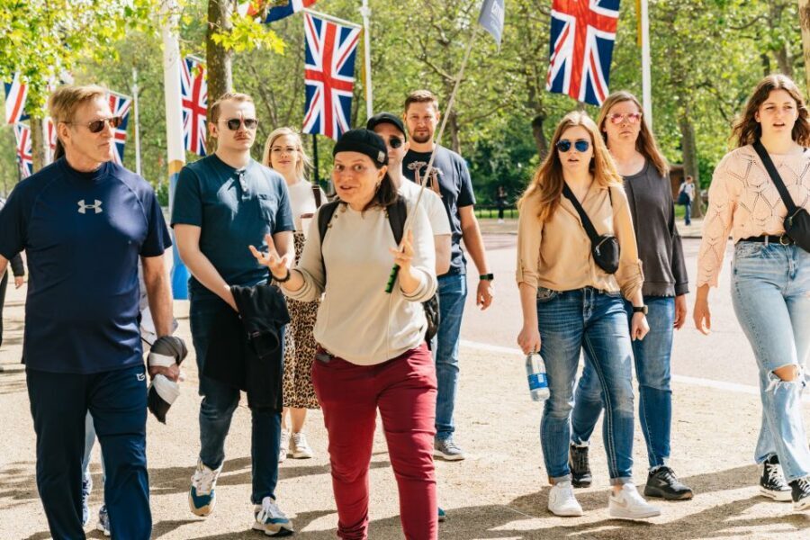 London: Changing of the Guard Tour by Buckingham Palace - When Schedules Change: Foot vs. Horse Guards and the Wet Change