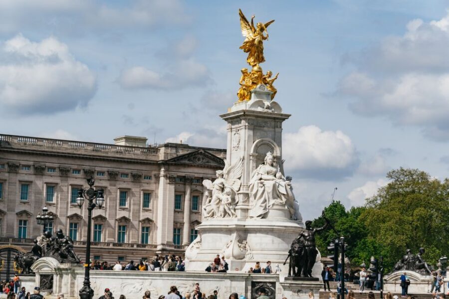 London: Changing of the Guard Tour by Buckingham Palace - What This Tour Is Best For (And Who Should Skip It)