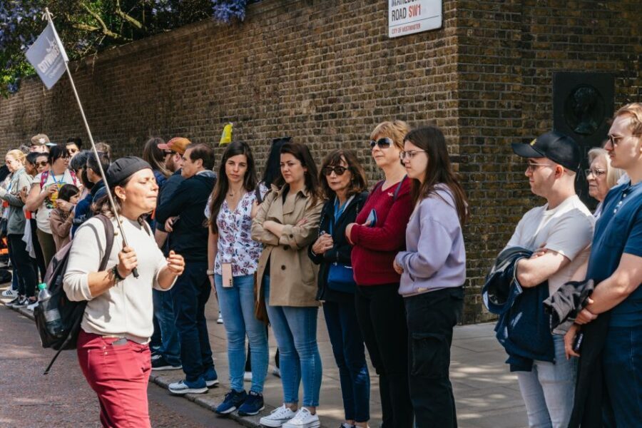 London: Changing of the Guard Tour by Buckingham Palace - Meeting at the Duke of York Column: Finding the Start Fast