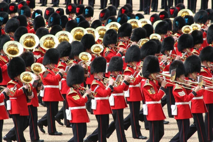 London Changing of the Guard Tour - Front Row 12 guests 2,5h - Trafalgar Square and Nelson’s Column: the pageantry gets explained fast