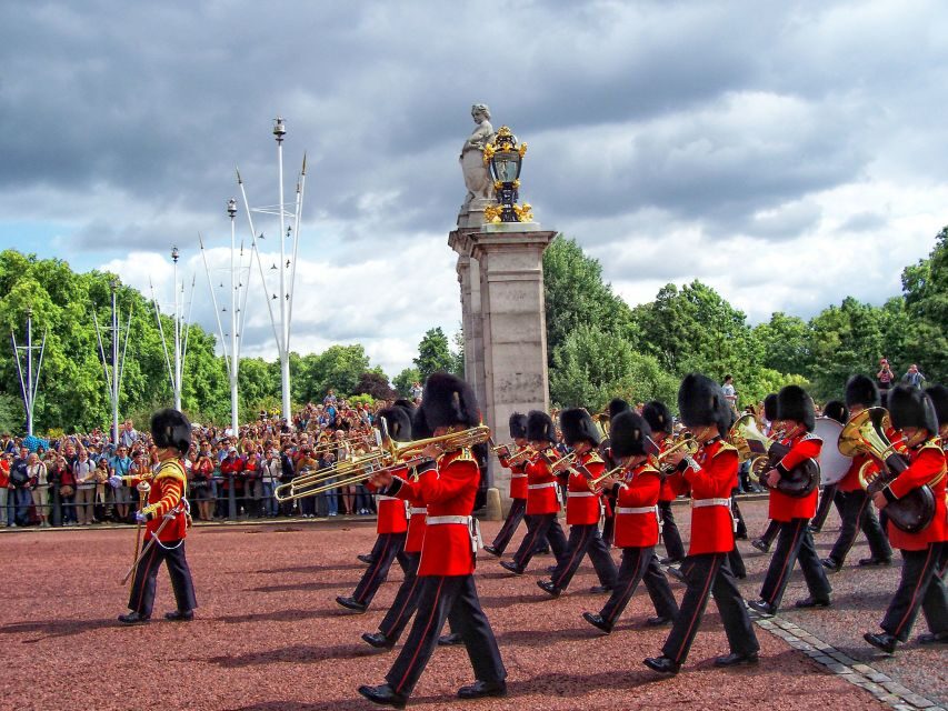 London Changing of the Guard Tour - Front Row 12 guests 2,5h - Horse Guards Parade at Whitehall: the cavalry on guard