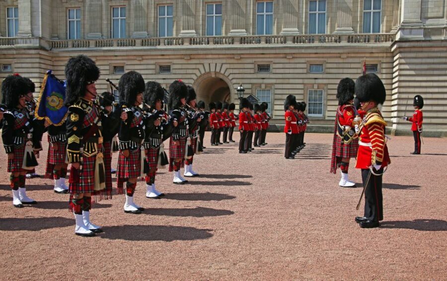 London Changing of the Guard Tour - Front Row 12 guests 2,5h - St James’s Palace and Clarence House: monarchy details you can actually use