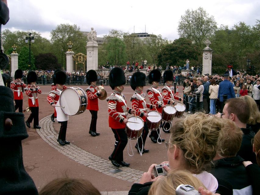 London Changing of the Guard Tour - Front Row 12 guests 2,5h - The Mall toward Buckingham Palace: where the new and old swap takes over