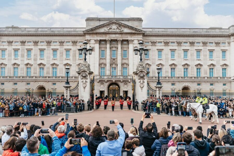 London: Changing of The Guard Tour - Where to meet: Edward VII statue at Waterloo Place