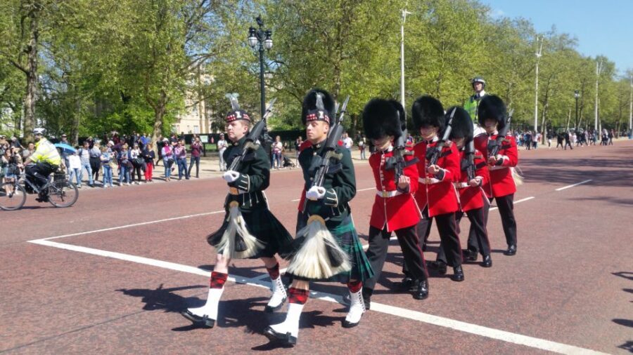 London: Changing of the Guard Walking Tour - The route: St James Palace to Buckingham Palace via the Mall