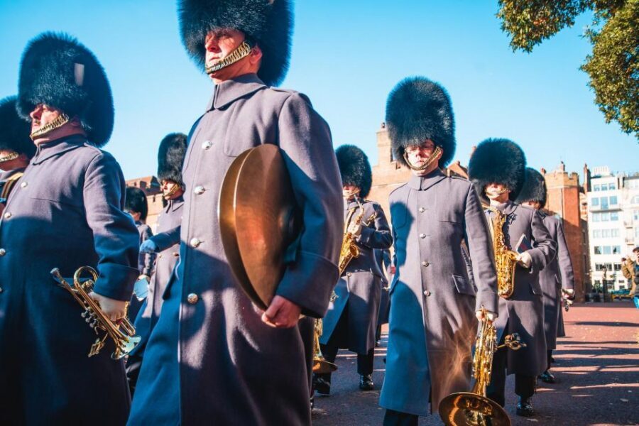 London: Changing of the Guard & Westminster Abbey - Buckingham Palace area: your first big wow, plus context