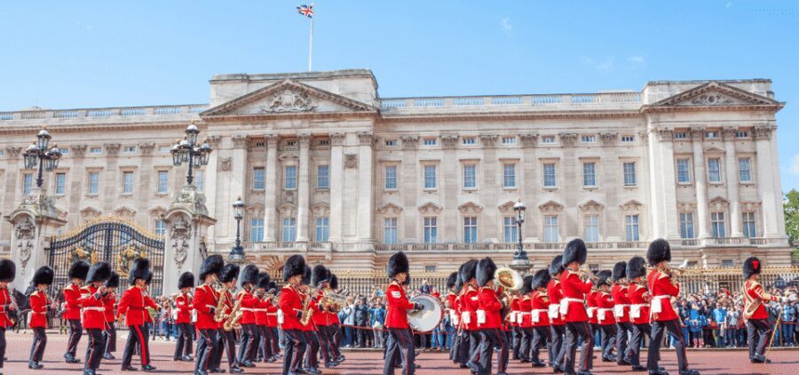 London: Changing of the Guard with a an APP - Seeing the Old Guard march toward Buckingham Palace (from the moving flow)