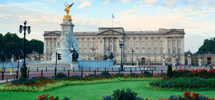 London: Changing of the Guard with a an APP - The Buckingham Palace Viewpoint and mini-guard change moments