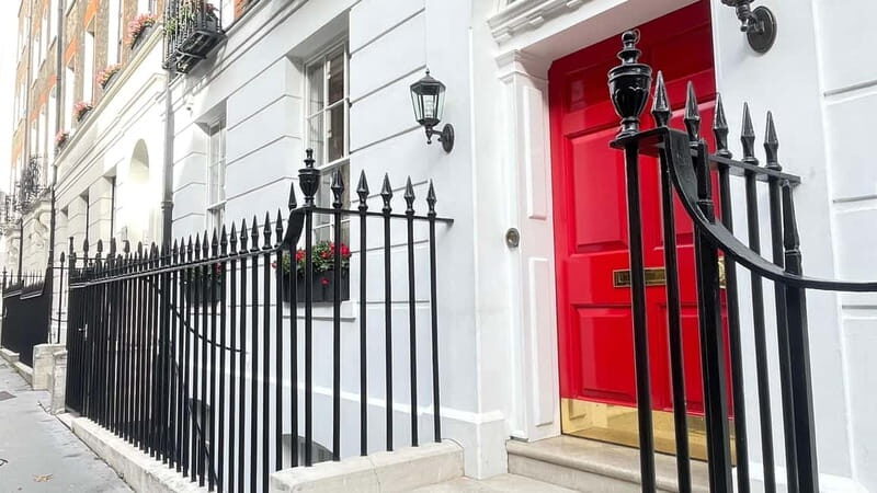 London: Charles Dickens Walking Tour for Small Groups - Ian’s Storytelling Style: Quotes, Humor, and Clear Group Control