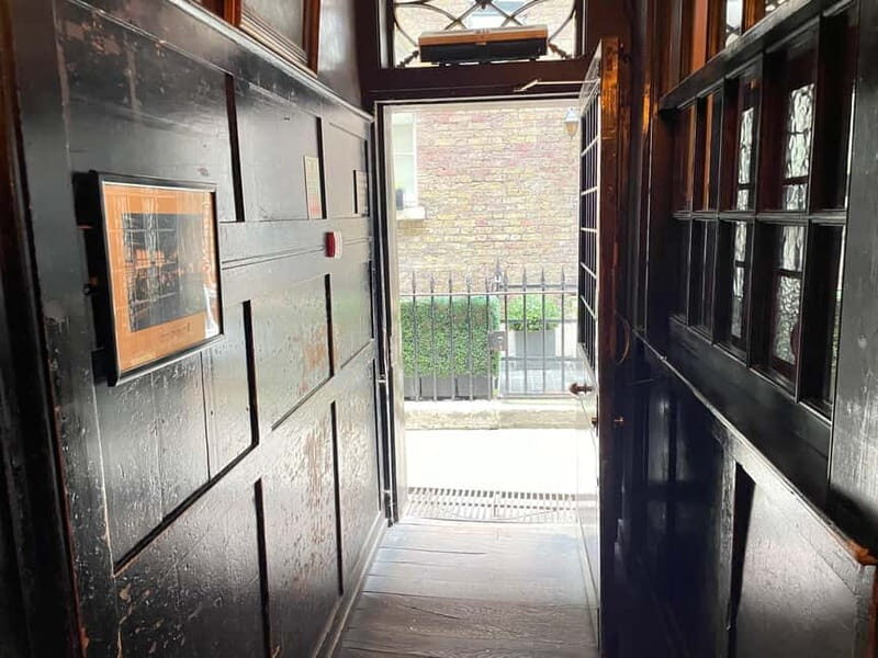 London: Charles Dickens Walking Tour for Small Groups - The Small-Group Advantage: Listening Without Feeling Lost