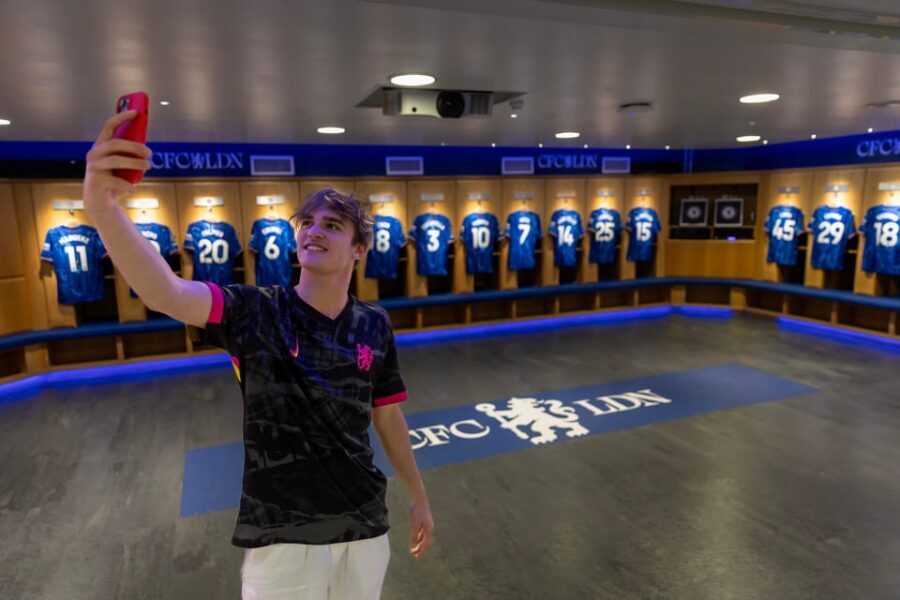 London: Chelsea FC Museum and Stamford Bridge Classic Tour - A 90-minute Stamford Bridge tour that starts in the museum