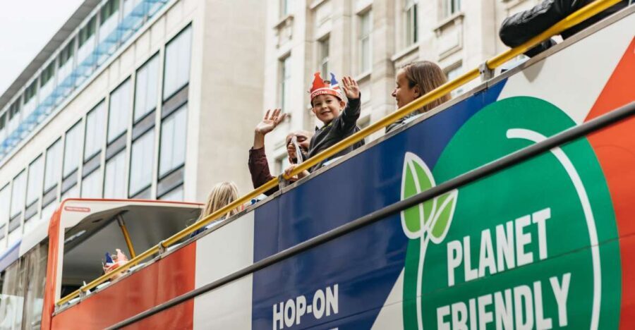London: Children's Open Top Bus Tour - Halloween Special - Piccadilly Circus and Green Park: getting the geography without homework