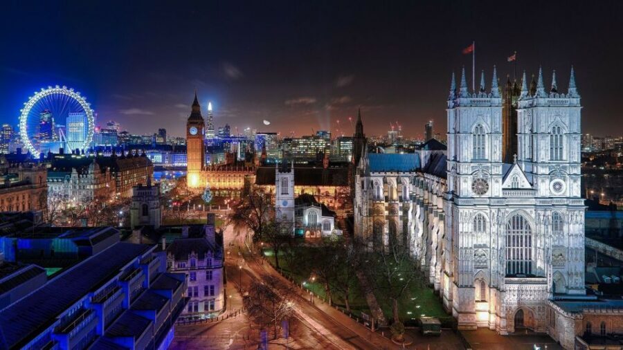 London: Christmas Eve City Tour with Dinner & Midnight Mass - Midnight Mass at St Martin-in-the-Fields: the emotional center