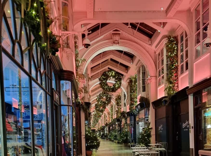 London: Christmas Lights Guided Walking Tour - Duration and pace: what 2 hours feels like
