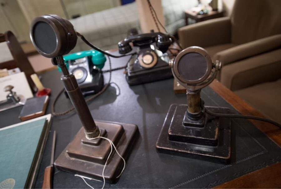 London: Churchill War Rooms Ticket & Landmarks Guided Tour - Meeting at Trafalgar Square: Find the Guide Fast