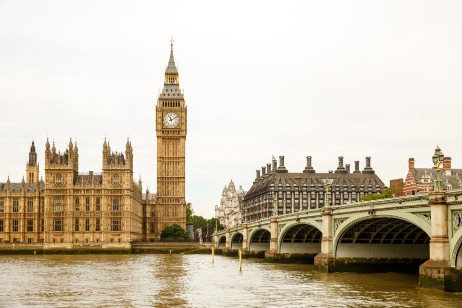 London: Classic Gold 3.5-Hour Bike Tour - Buckingham Palace and Trafalgar Square: Pageantry Plus Photo-Worthy Stops