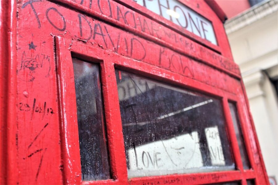 London: David Bowie Walking Tour - Carnaby Street Fashion and the Bowie Look