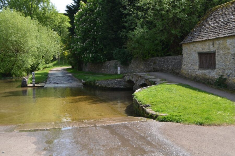 London: Downton Abbey Countryside Black Taxi VIP Tour - The cross-country drive and the old English pub lunch pause