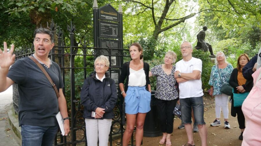 London: Downton Abbey Guided Walking Tour - Anna Retraces Bates and Edith Finds Out: Tense Steps in Real Streets