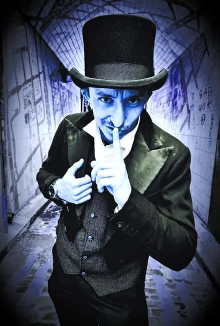 London: Dr Blood's Immersive Jack the Ripper Walking Tour - Weather, clothing, and practical do’s that matter
