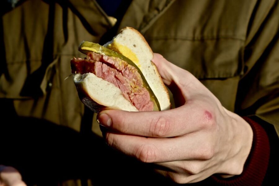 London: East End & Shoreditch Street Food Tour with 6 Dishes - Stop 1: Fresh salt-beef bagel to set the tone