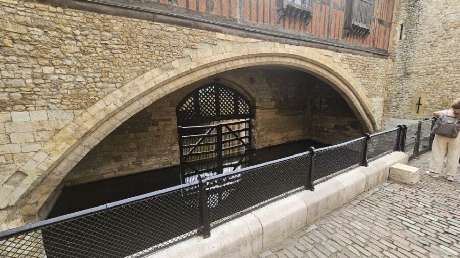 London: Easy Access Tower of London and Crown Jewels Tour - Tower of London in 3–4 hours: the smart way to see the big stuff