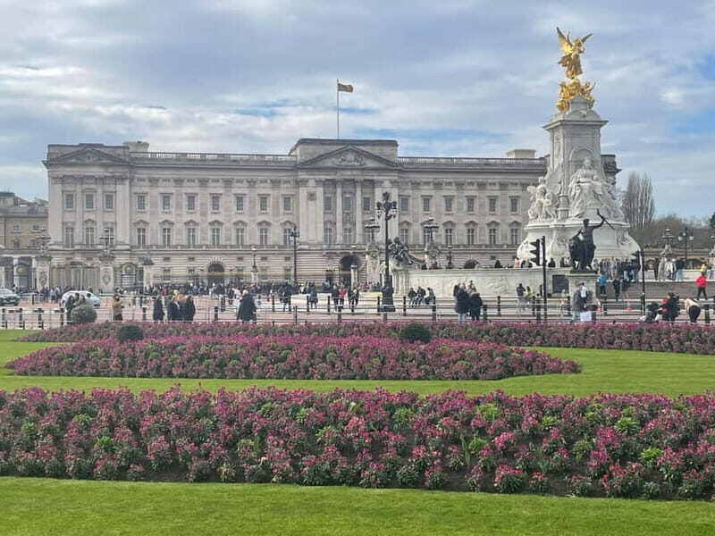London: Essential tour and changing of the guard (group or private) - Whitehall’s Horse Guards: Where Tradition Meets the Street